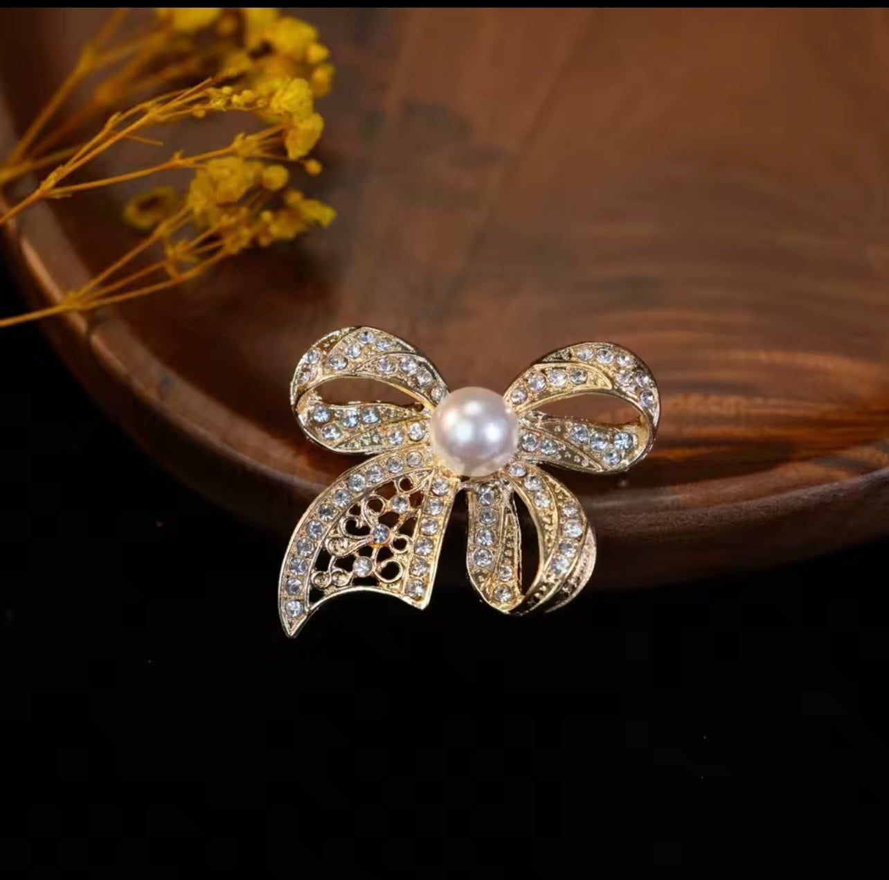 L'eleganza senza tempo delle spille a fiocco con perle e cristalli: un tocco di stile per ogni outfit
